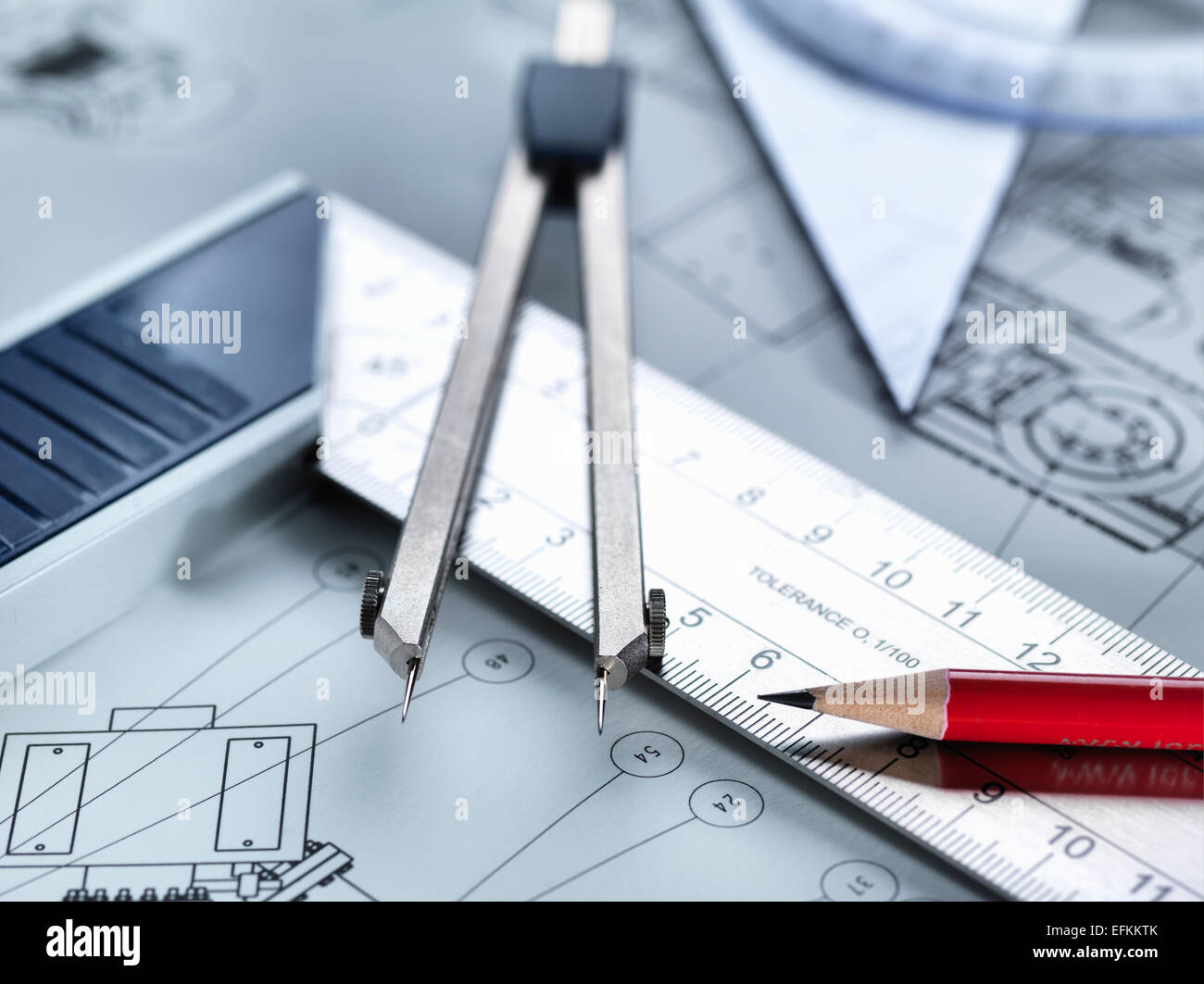 Attrezzature di disegno seduta sul disegno tecnico Foto Stock