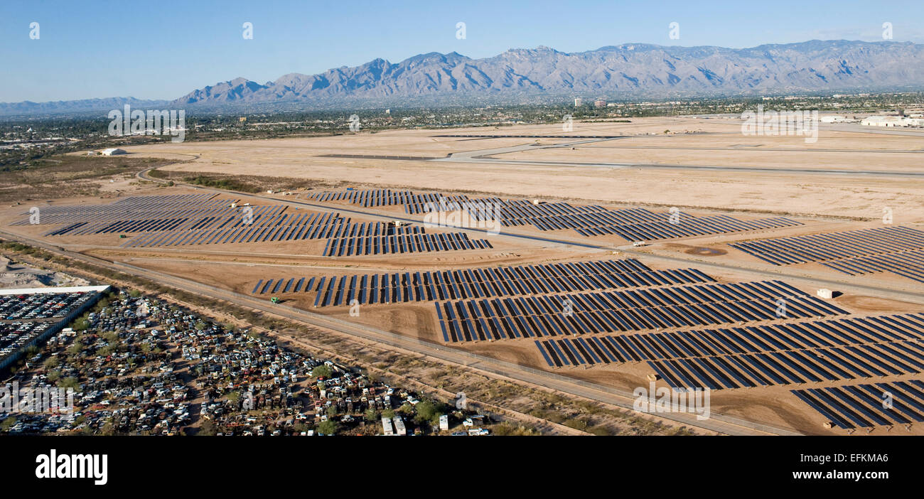Il più grande dipartimento della difesa solar array campo raccoglie energia dal sole a Davis-Monthan Air Force Base Novembre 13, 2013 in Tucson, Arizona. La forza aerea è impostato in modo da fornire 25-percento del loro consumo di energia da fonti rinnovabili entro il 2025. Foto Stock