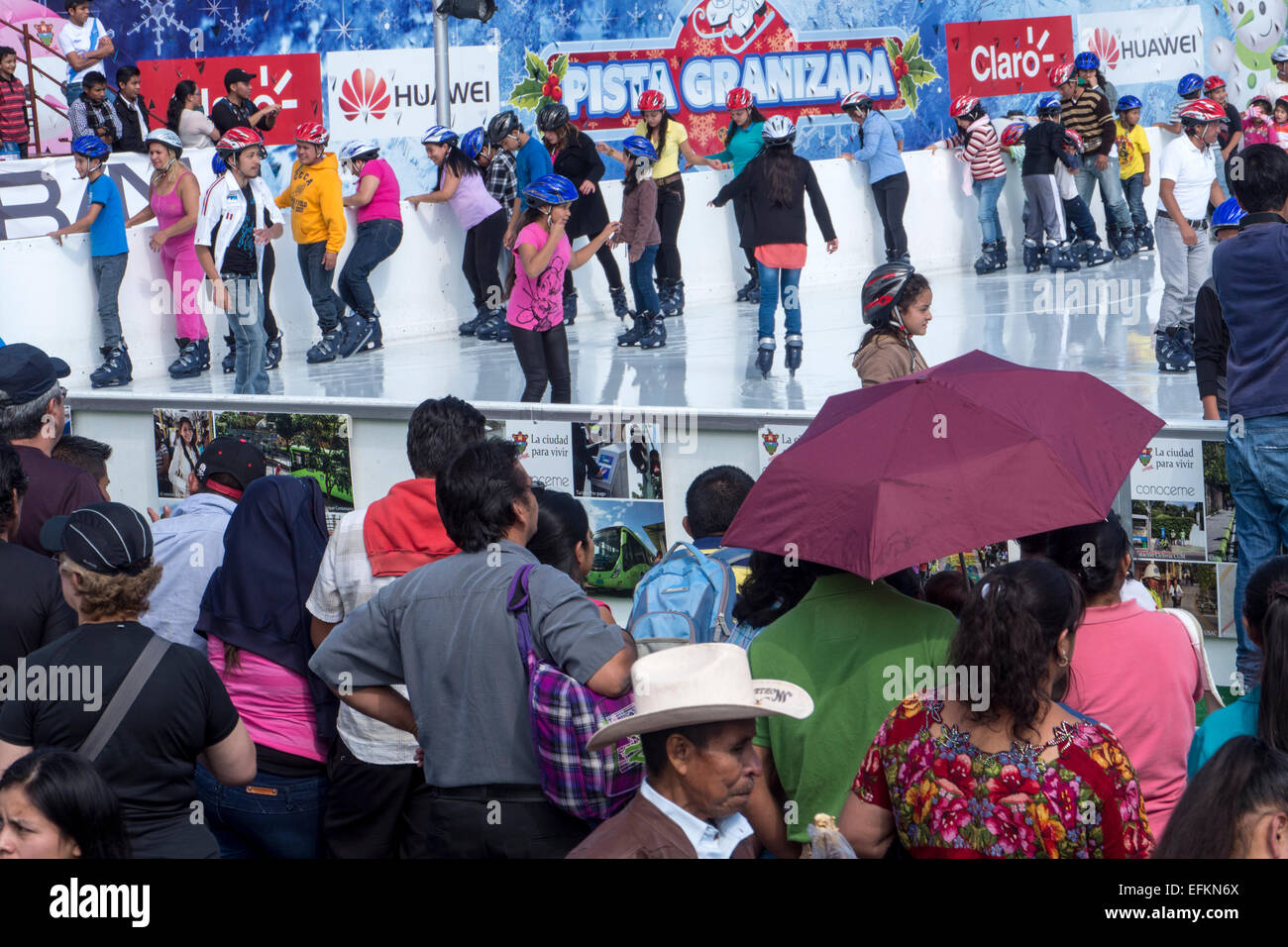 Popolo del Guatemala il pattinaggio su ghiaccio in aria aperta anello in Guatemala City Foto Stock