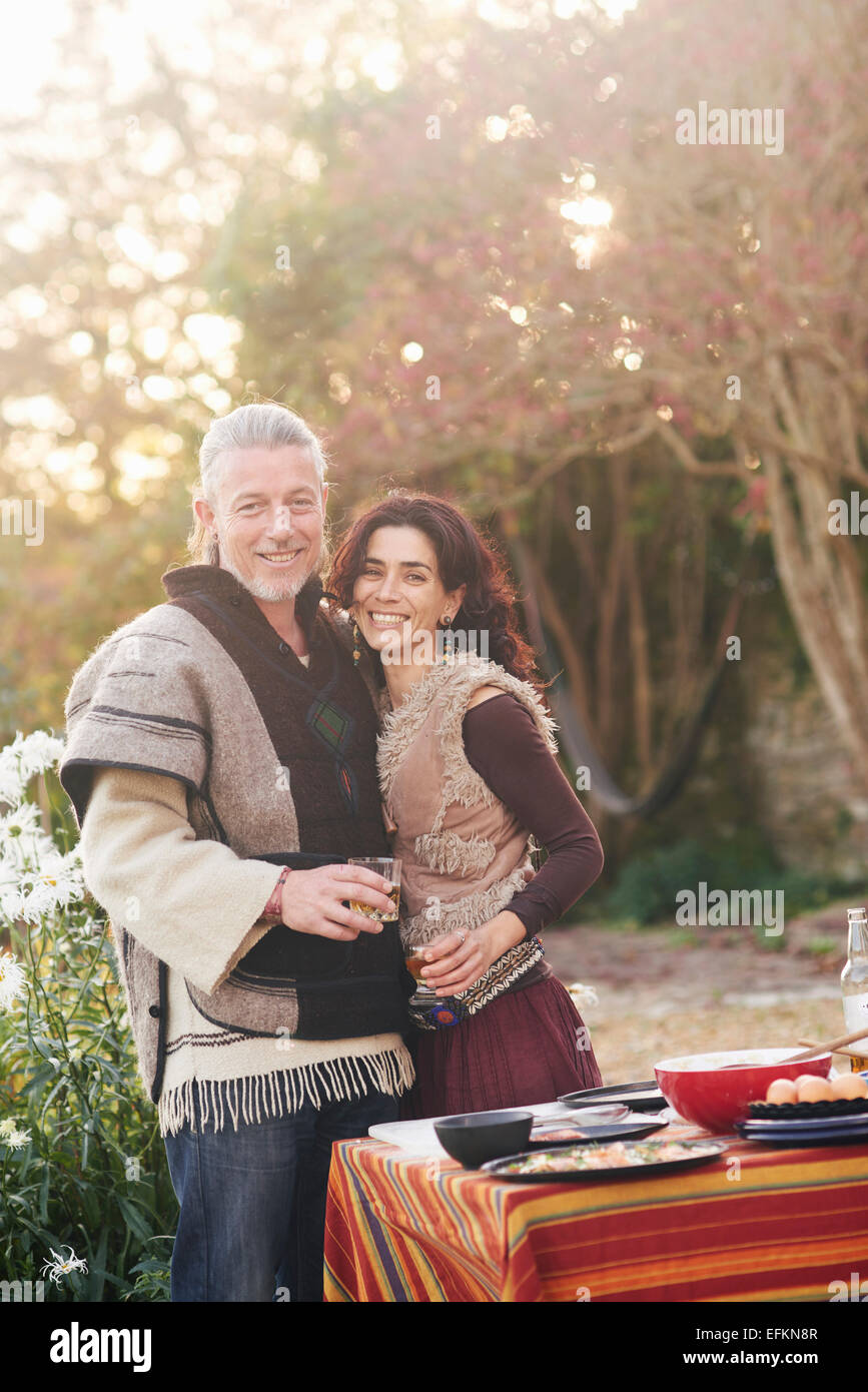 Giovane all'aperto con i prodotti alimentari Foto Stock