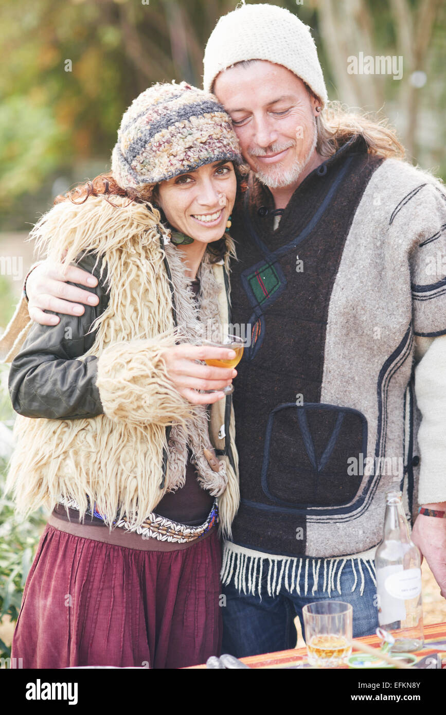 Ritratto di coppia hippy paio di bere il sidro di mele in giardino Foto Stock