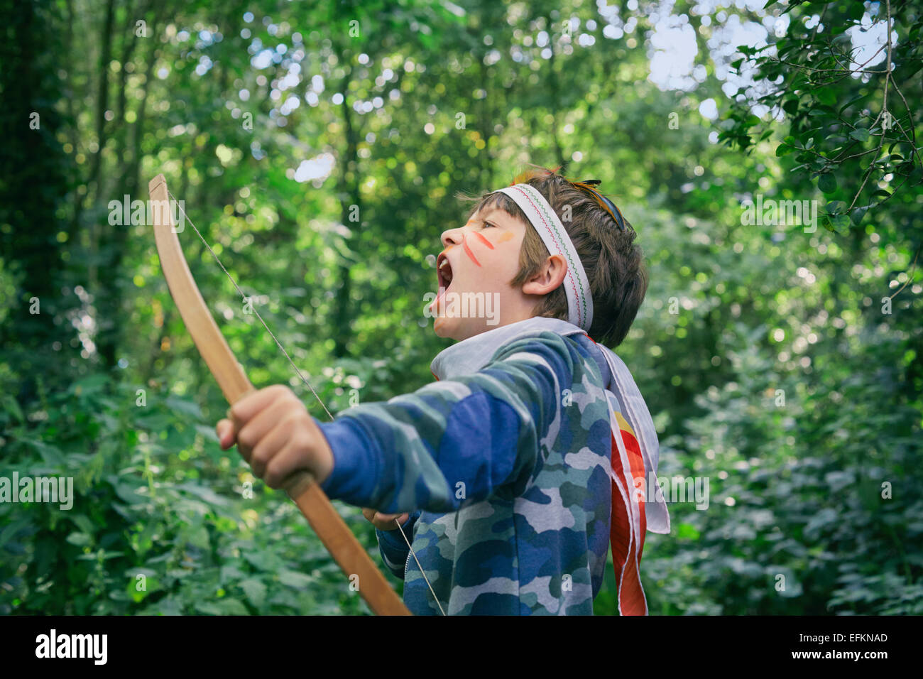 Ragazzi giocare nella foresta con arco e frecce Foto Stock