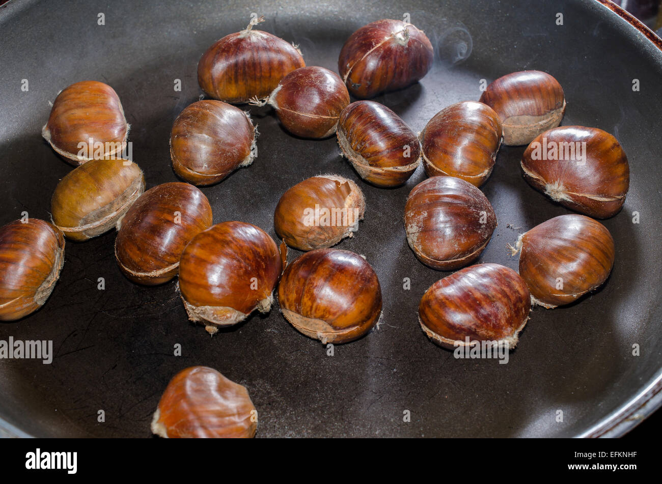 Cuisson de chataîgne a la poel marsiglia francia Foto Stock