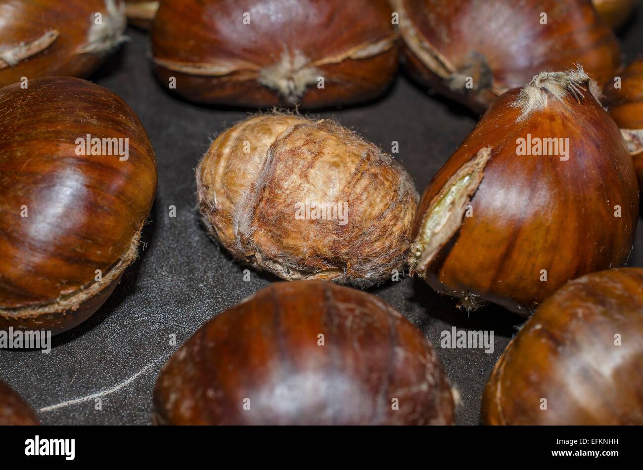 Cuisson de chataignes a la poele francia Foto Stock