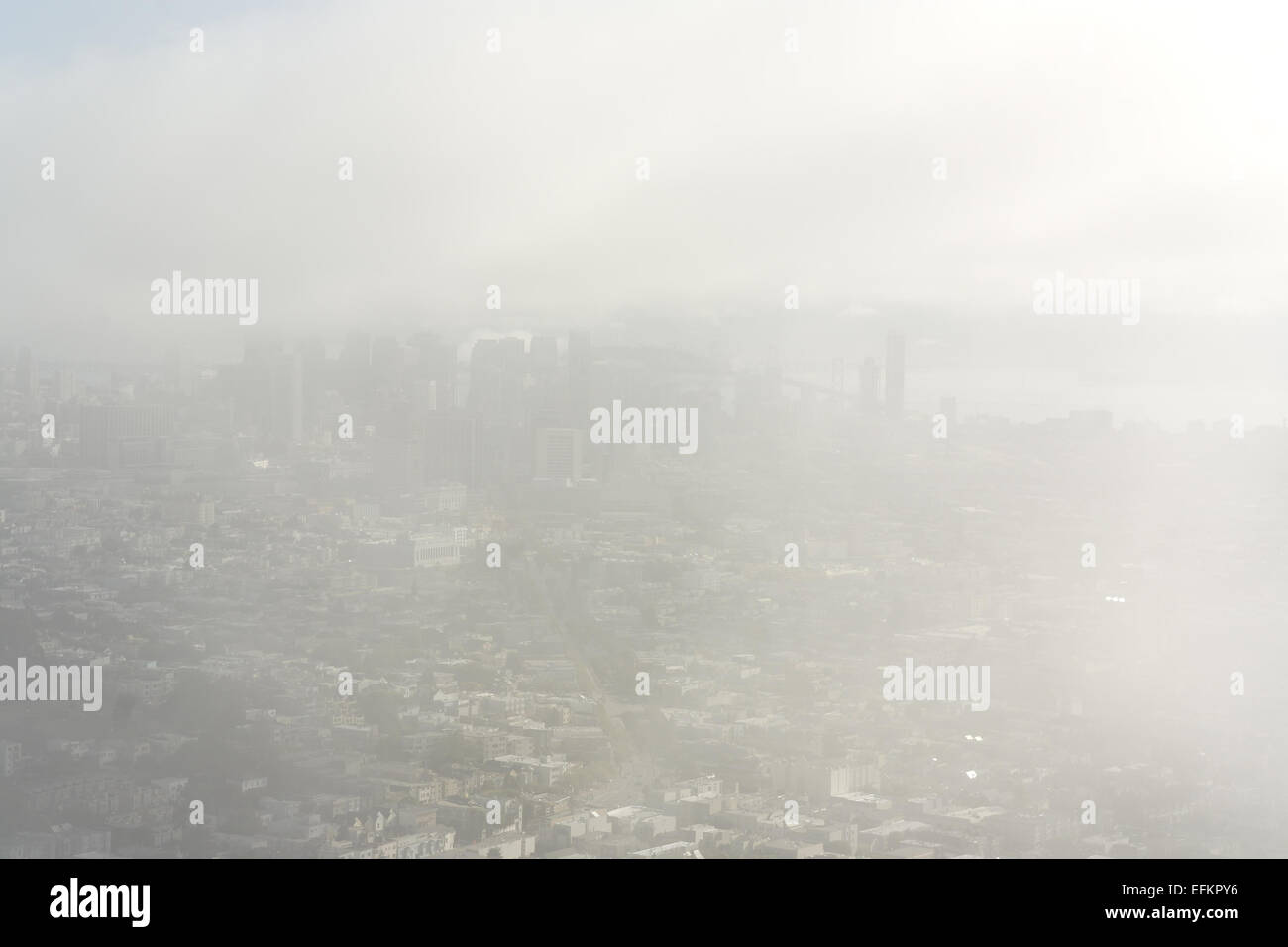 Vista la mattina, da Twin Peaks Punto di Natale, grigio nebbia di avvezione sopra San Francisco verso il quartiere finanziario di grattacieli, STATI UNITI D'AMERICA Foto Stock