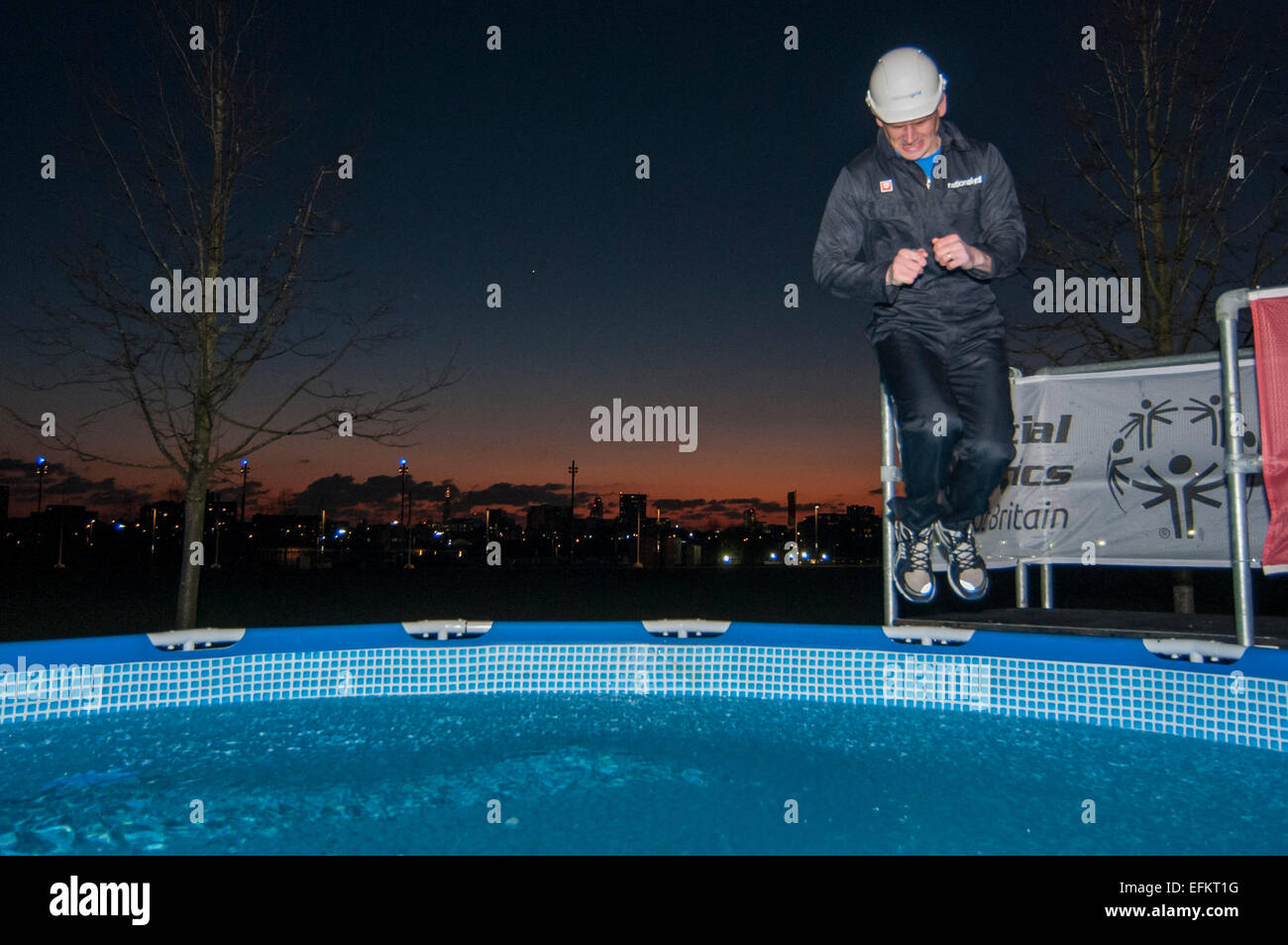 Queen Elizabeth Olympic Park, London, Regno Unito. 6 febbraio 2015. John Pettigrew dalla National Grid, balza in 20 tonnellate di ghiaccio e acqua come il tuffo polare è lanciato per il Regno Unito con un 'Executive' tuffo, dove i partecipanti ottenere tra £1.000-£2.000 ciascuno a partecipare. La manifestazione mira a raccogliere fondi per le Olimpiadi Speciali movimento che offre tutto l'anno grassroots allenamento e competizione sportiva per bambini e adulti con intellettuale (apprendimento) disabilità. Credito: Stephen Chung/Alamy Live News Foto Stock