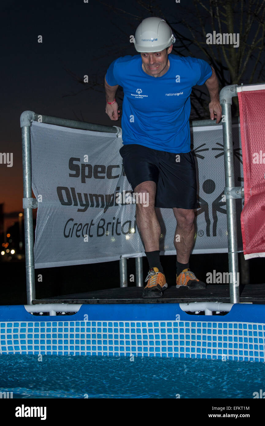 Queen Elizabeth Olympic Park, London, Regno Unito. 6 febbraio 2015. Un 'Executive' tuffo partecipante riceve pronto al salto in venti tonnellate di ghiaccio e acqua come il tuffo polare è lanciato per il Regno Unito con un 'Executive' tuffo, dove i partecipanti ottenere tra £1.000-£2.000 ciascuno a partecipare. La manifestazione mira a raccogliere fondi per le Olimpiadi Speciali movimento che offre tutto l'anno grassroots allenamento e competizione sportiva per bambini e adulti con intellettuale (apprendimento) disabilità. Credito: Stephen Chung/Alamy Live News Foto Stock