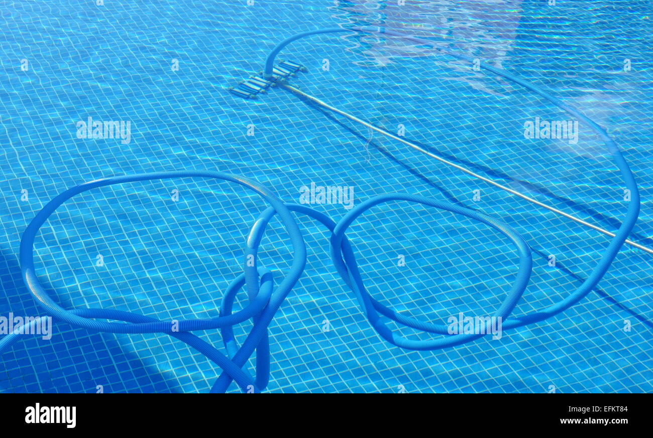 Il tubo flessibile di sanificazione in una piscina Foto Stock