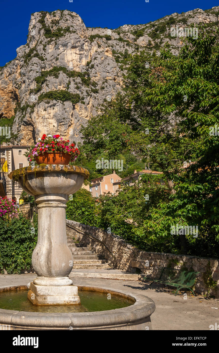 FontaineVillage di Moustiers Ste Marie, Alpes de Haute Provence, Parc Naturel Regional du Verdon, ( Labellisé Les Plus Beaux Villages de France ) Foto Stock