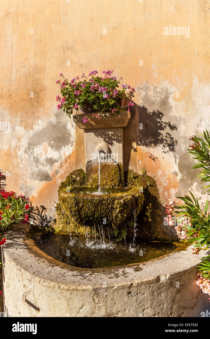 Fontaine villaggio di Moustiers Ste Marie, Alpes de Haute Provence, Parc Naturel Regional du Verdon, ( Labellisé Les Plus Beaux Villages de France Foto Stock