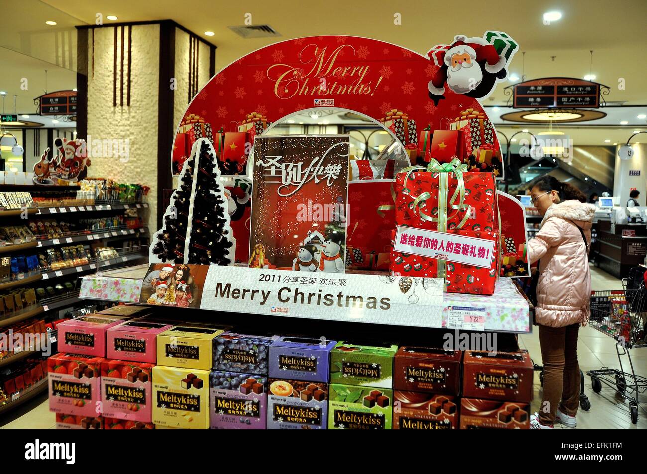 Chengdu, Cina: un display di Natale per Melty Kiss cioccolatini in un elegante Ito Yokado supermercato Foto Stock