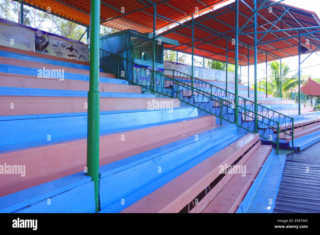 Outdoor bancarelle in legno di un'arena in Cuba Foto Stock