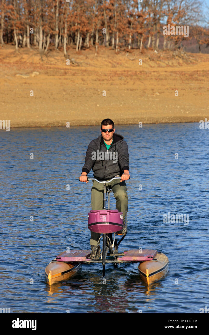 Attività e sport acquatici in Kalyvia Pezoulas, Plastiras lake, Agrafa montagne, Karditsa, Tessaglia, Grecia. Foto Stock