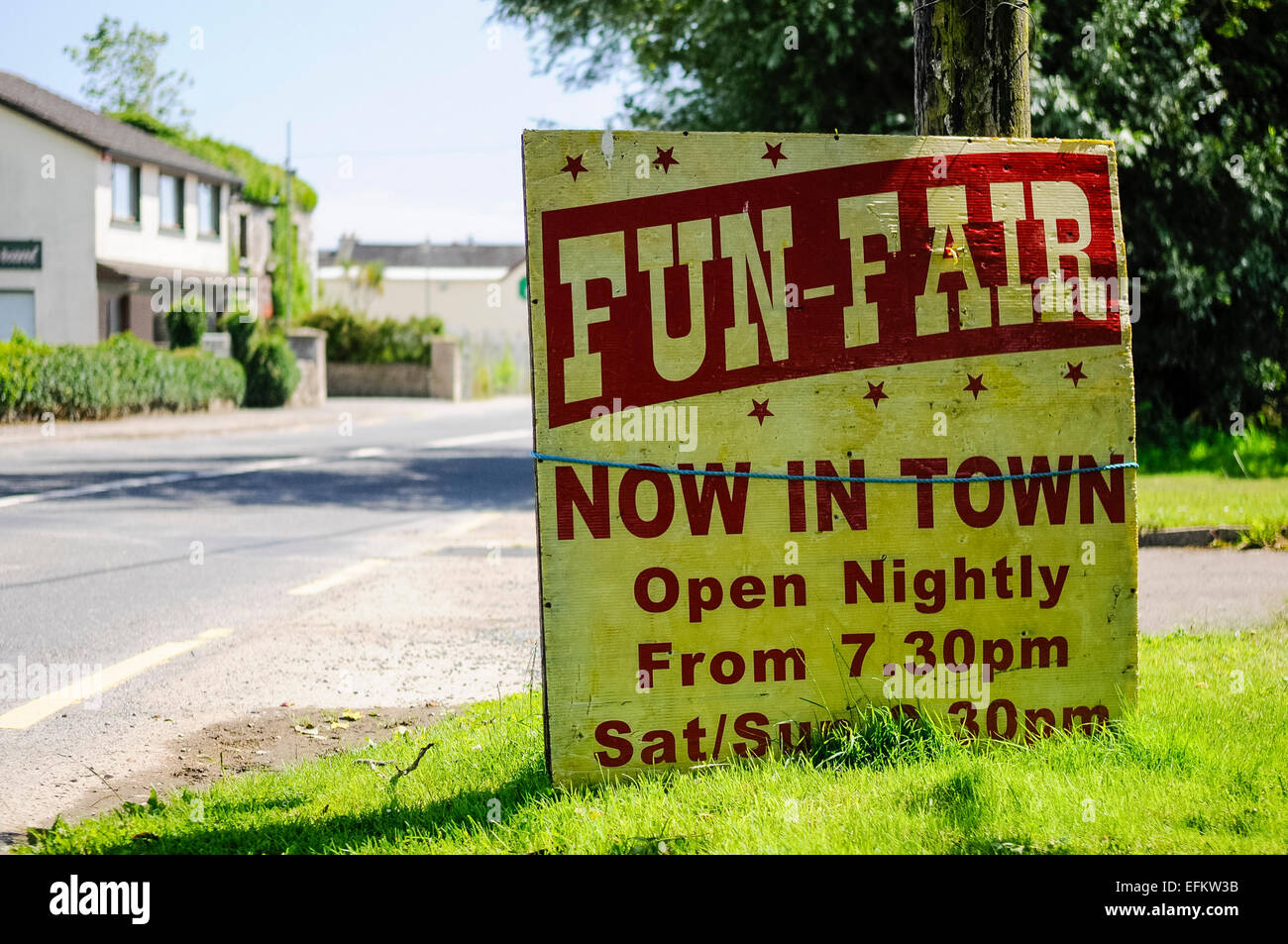 Segno pubblicità che il fun-fair è ora in città. Foto Stock