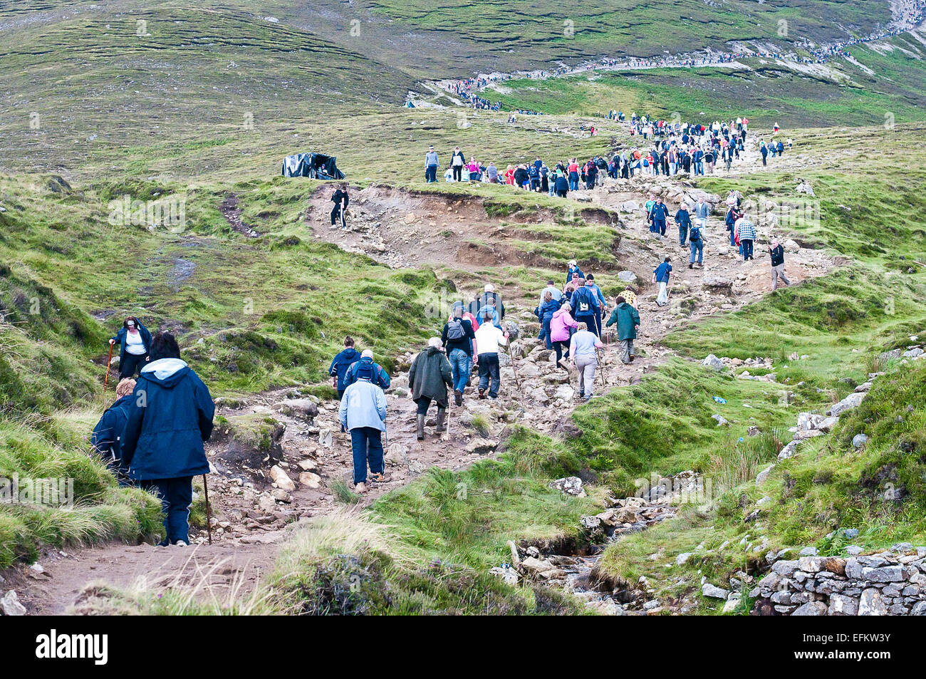 Migliaia di pellegrini climbing Croagh Patrick all annuale "Reek domenica" Foto Stock