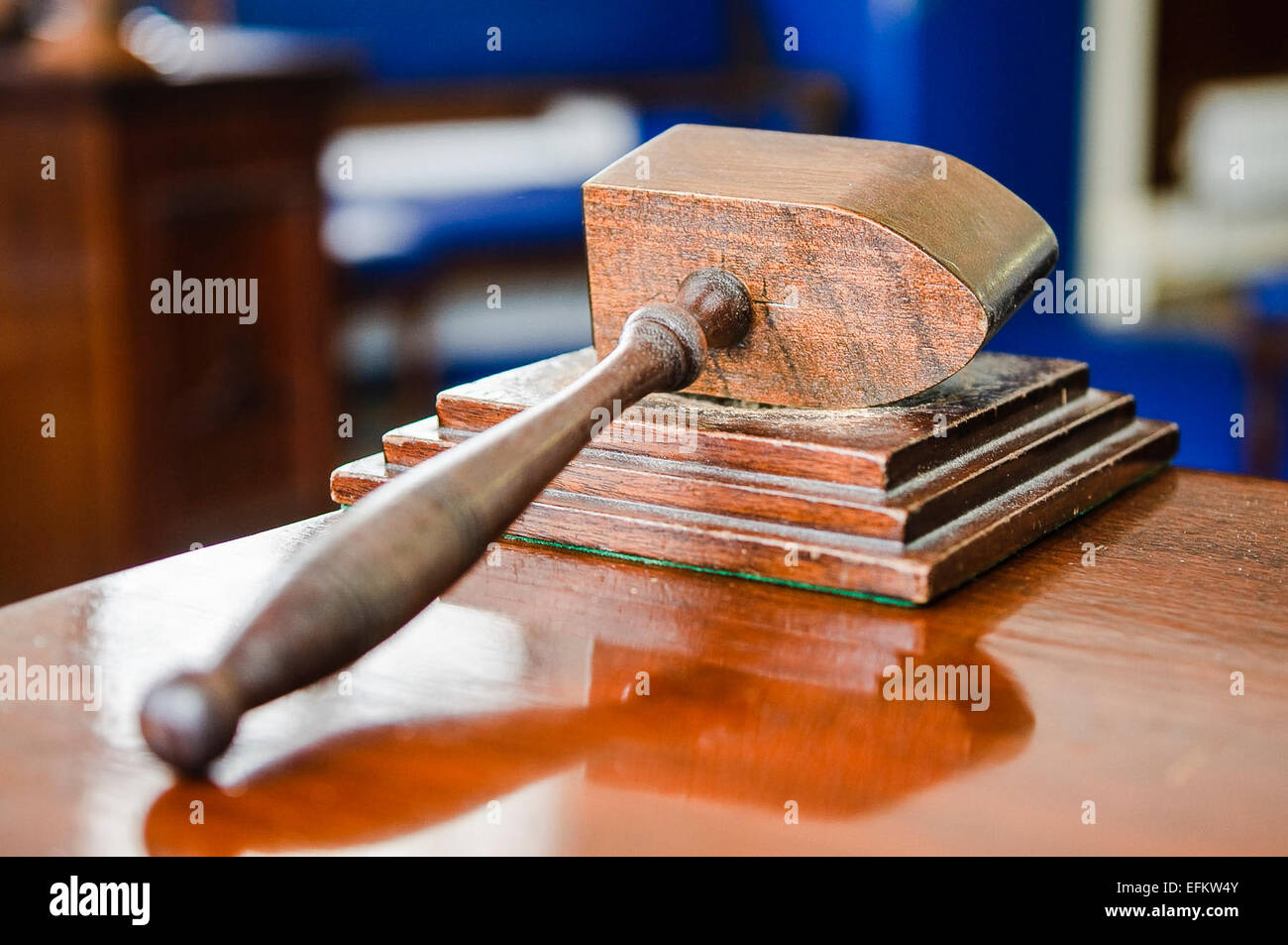 Martello di legno si siede su un tavolo in un mestiere Lodge stanza in una sala massonica. Foto Stock
