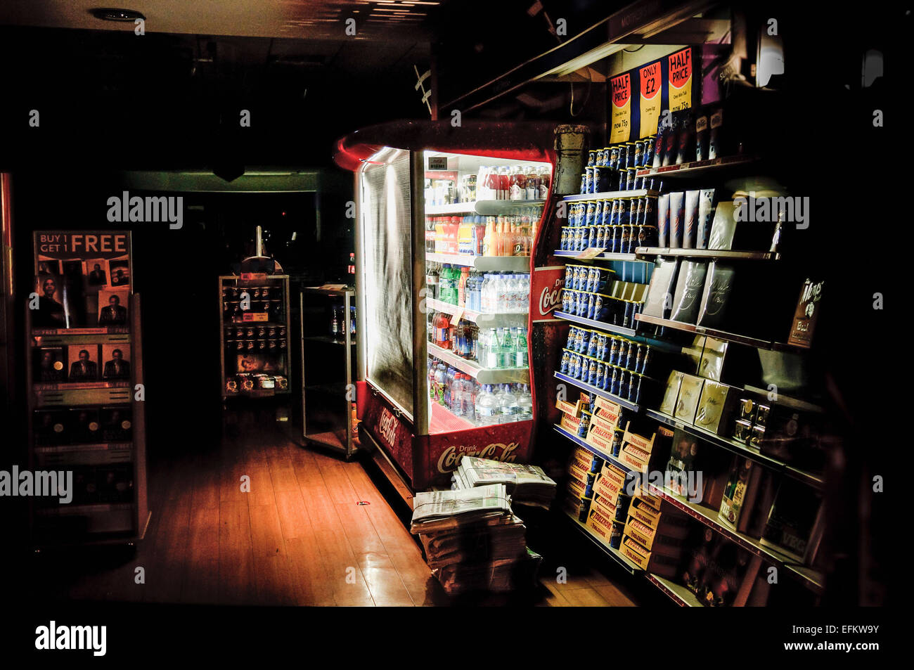 Un negozio di notte illuminata solo dalla luce di una Coca Cola frigorifero Foto Stock