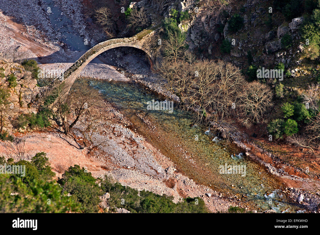 La pietra ponte arcuato di Trizolo (Karya), West Argithea, Agrafa montagne, Karditsa, Tessaglia, Grecia. Foto Stock