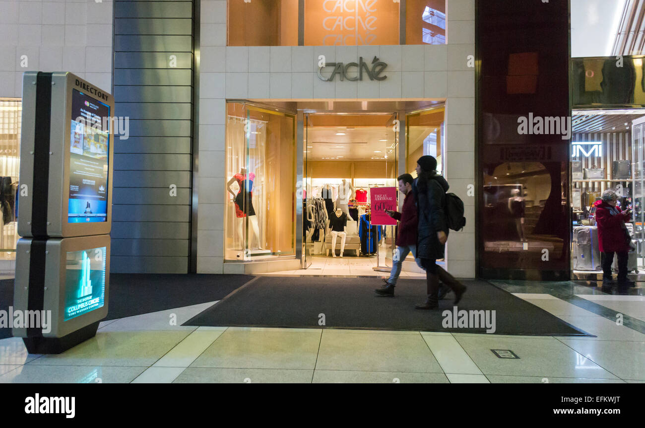 Un negozio Caché nel Time Warner Center di New York si è visto il giovedì, 5 febbraio 2015. L'abbigliamento donna rivenditore ha archiviato per il Capitolo 11 fallimento di protezione e si unisce a quattro altri dettaglianti che hanno registrato negli ultimi tre mesi. Lo shopping online e un cambiamento delle preferenze dei consumatori sono citati come motivi. (© Richard B. Levine) Foto Stock
