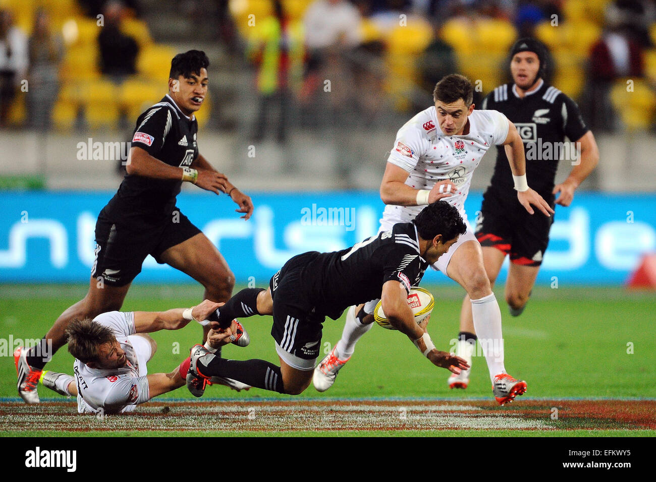 Wellington, Nuova Zelanda. 06 feb 2015. Nuova Zelanda Sherwin Stowers viene affrontato dall'Inghilterra defender il giorno 1 dell'IRB Sevens Rugby serie torneo, Westpac Stadium di Wellington, Nuova Zelanda. Sabato 6 Febbraio 2015. Credito: Azione Sport Plus/Alamy Live News Foto Stock