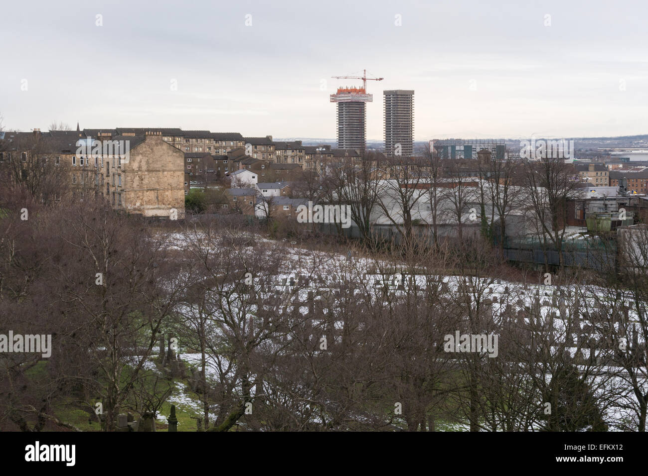 Vista dalla cima della necropoli, mostrando il Gallowgate gemelli - più alti edifici residenziali in Scozia sono demolite Foto Stock