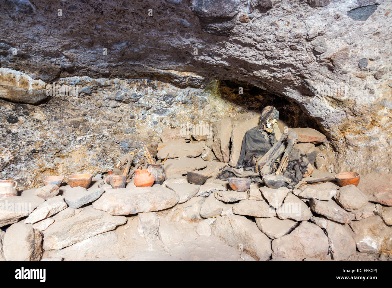 Antico mummia all'interno di una grotta del vulcano Tunupa a Uyuni, Bolivia Foto Stock