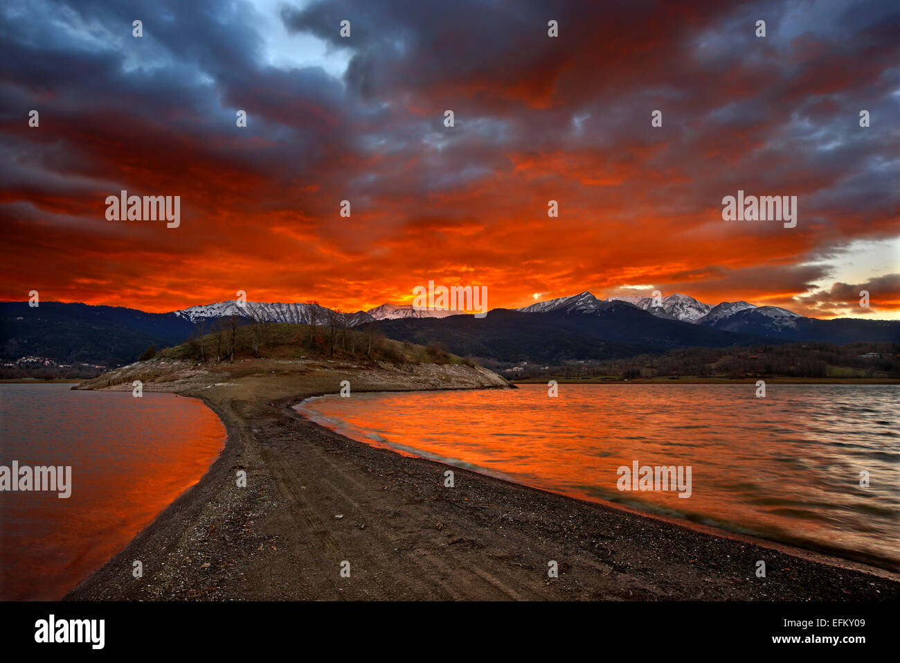 Tramonto al lago Plastiras, Karditsa, Tessaglia, Grecia. In background, Agrafa montagne Foto Stock
