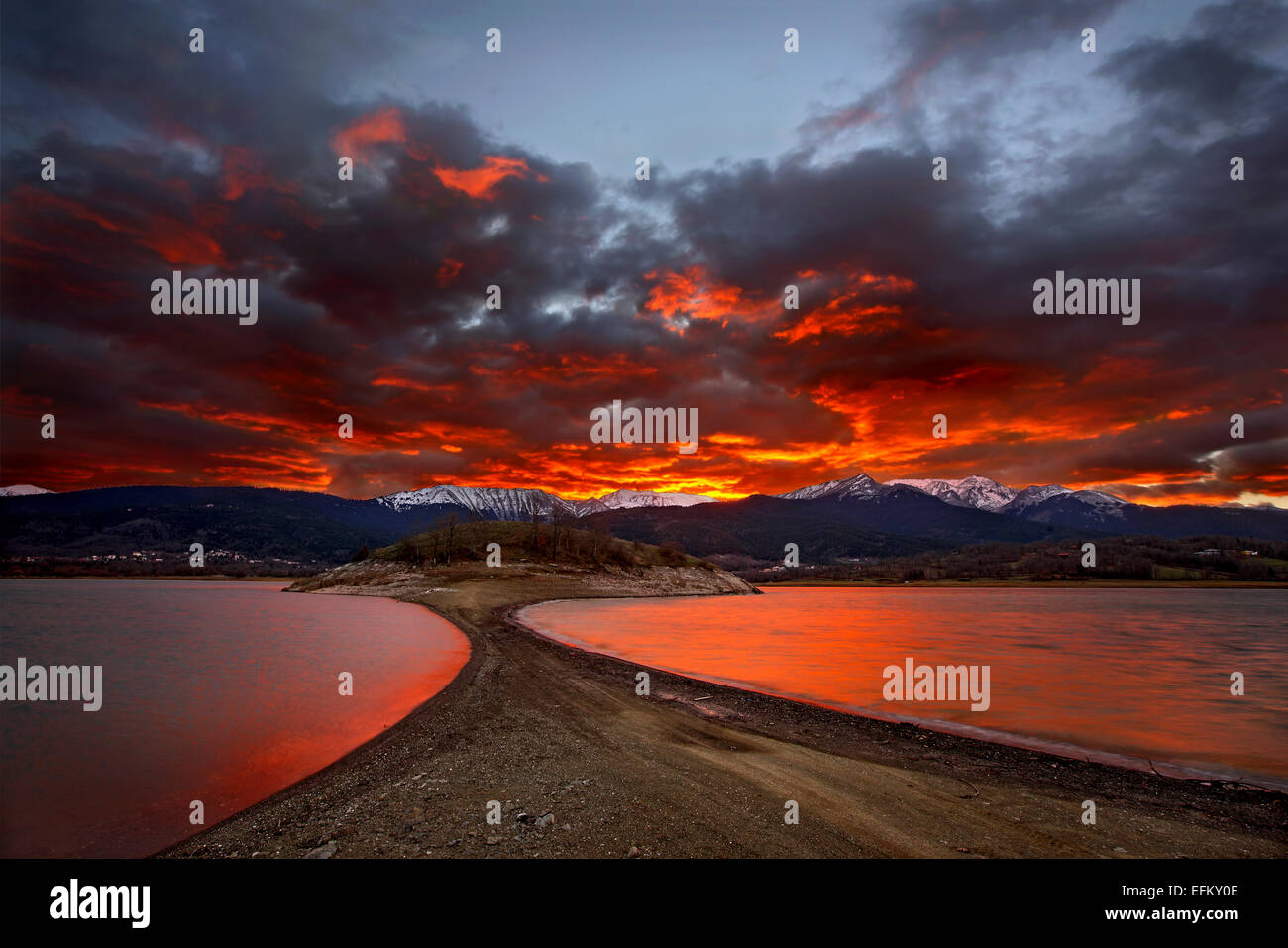 Tramonto al lago Plastiras, Karditsa, Tessaglia, Grecia. In background, Agrafa montagne Foto Stock