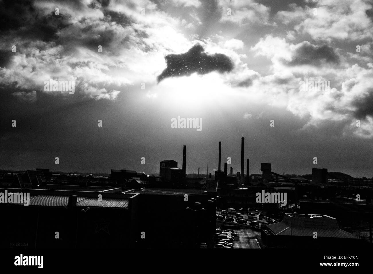 Nuvoloso vista in una fabbrica Foto Stock