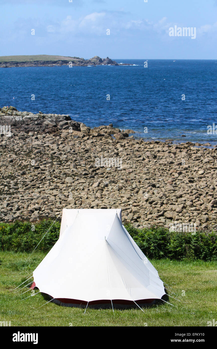 Tenda bianca sulla costa, isole Scilly, Cornwall, Regno Unito Foto Stock