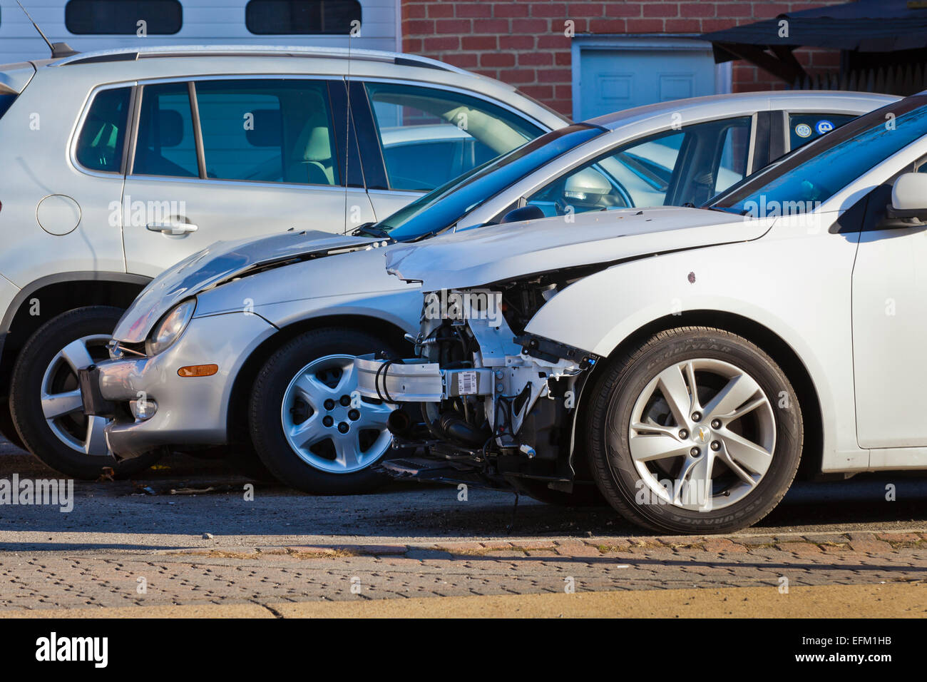 Auto con estremità anteriore danni di collisione ad auto officina di carrozzeria - USA Foto Stock