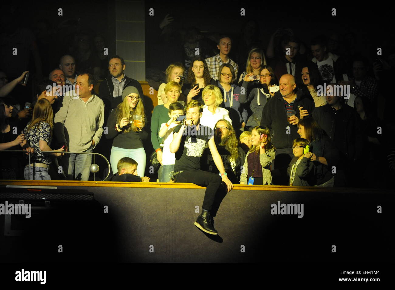 Wolverhampton, Regno Unito. Il 6 febbraio, 2015. Il Kaiser Chiefs live a Wolverhampton Civic Hall, Ricky Wilson esegue ed è sul fuoco. Credito: Malcolm Brice/Alamy Live News Foto Stock