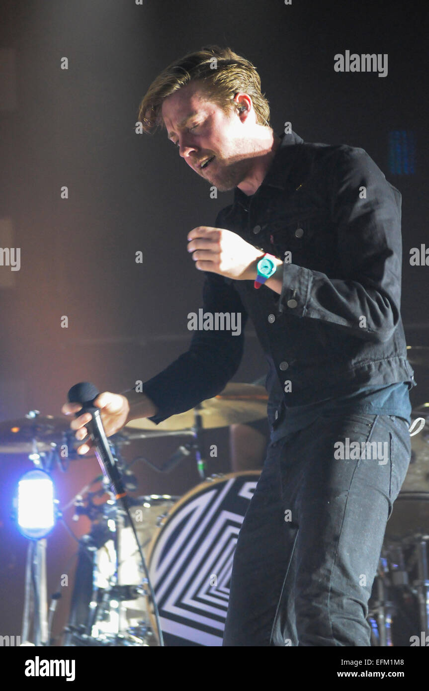 Wolverhampton, Regno Unito. Il 6 febbraio, 2015. Il Kaiser Chiefs live a Wolverhampton Civic Hall, Ricky Wilson esegue ed è sul fuoco. Credito: Malcolm Brice/Alamy Live News Foto Stock