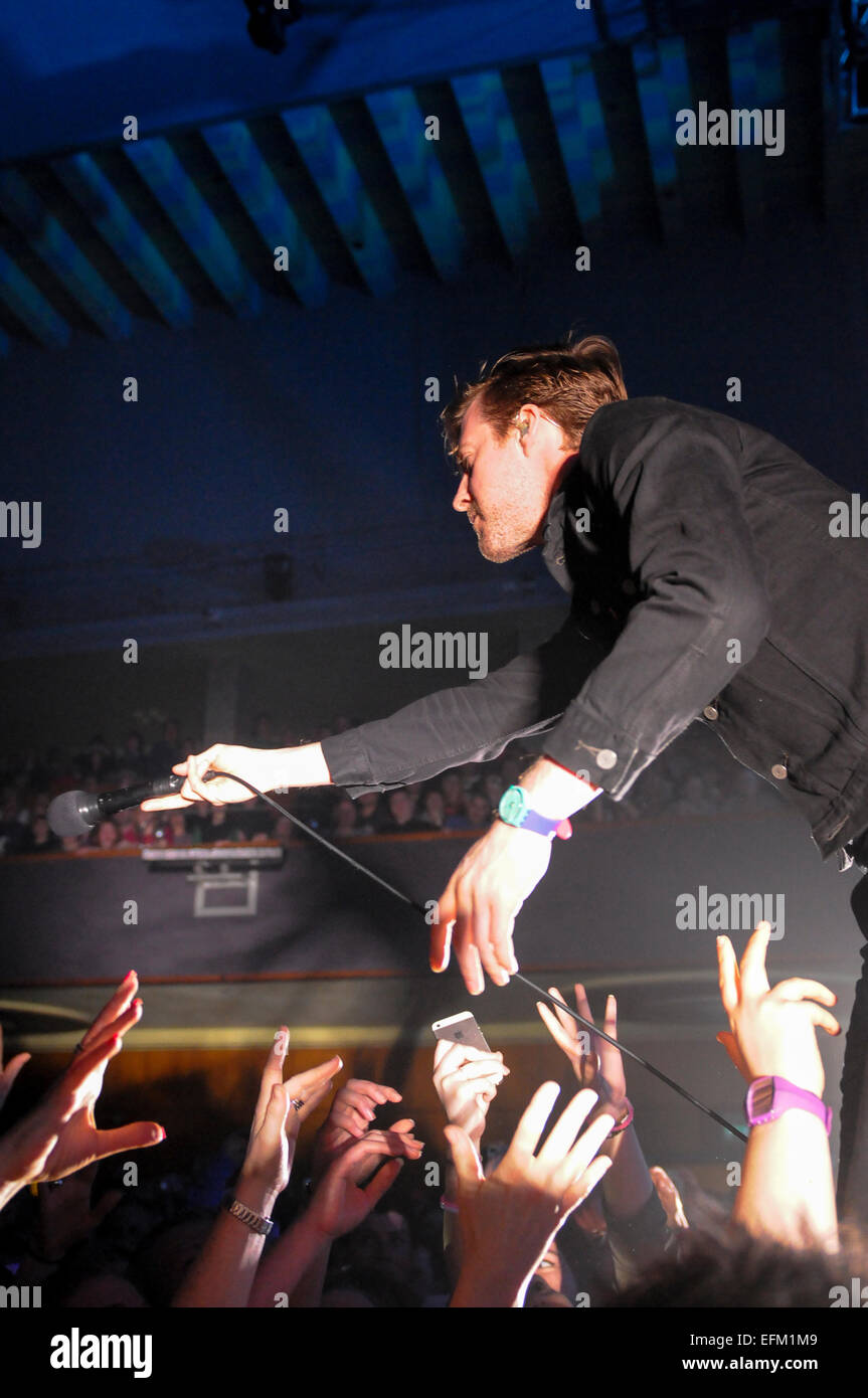 Wolverhampton, Regno Unito. Il 6 febbraio, 2015. Il Kaiser Chiefs live a Wolverhampton Civic Hall, Ricky Wilson esegue ed è sul fuoco. Credito: Malcolm Brice/Alamy Live News Foto Stock