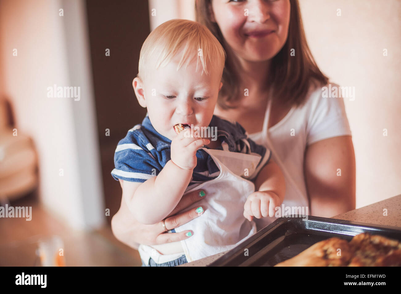 Madre e figlio per la cottura Foto Stock