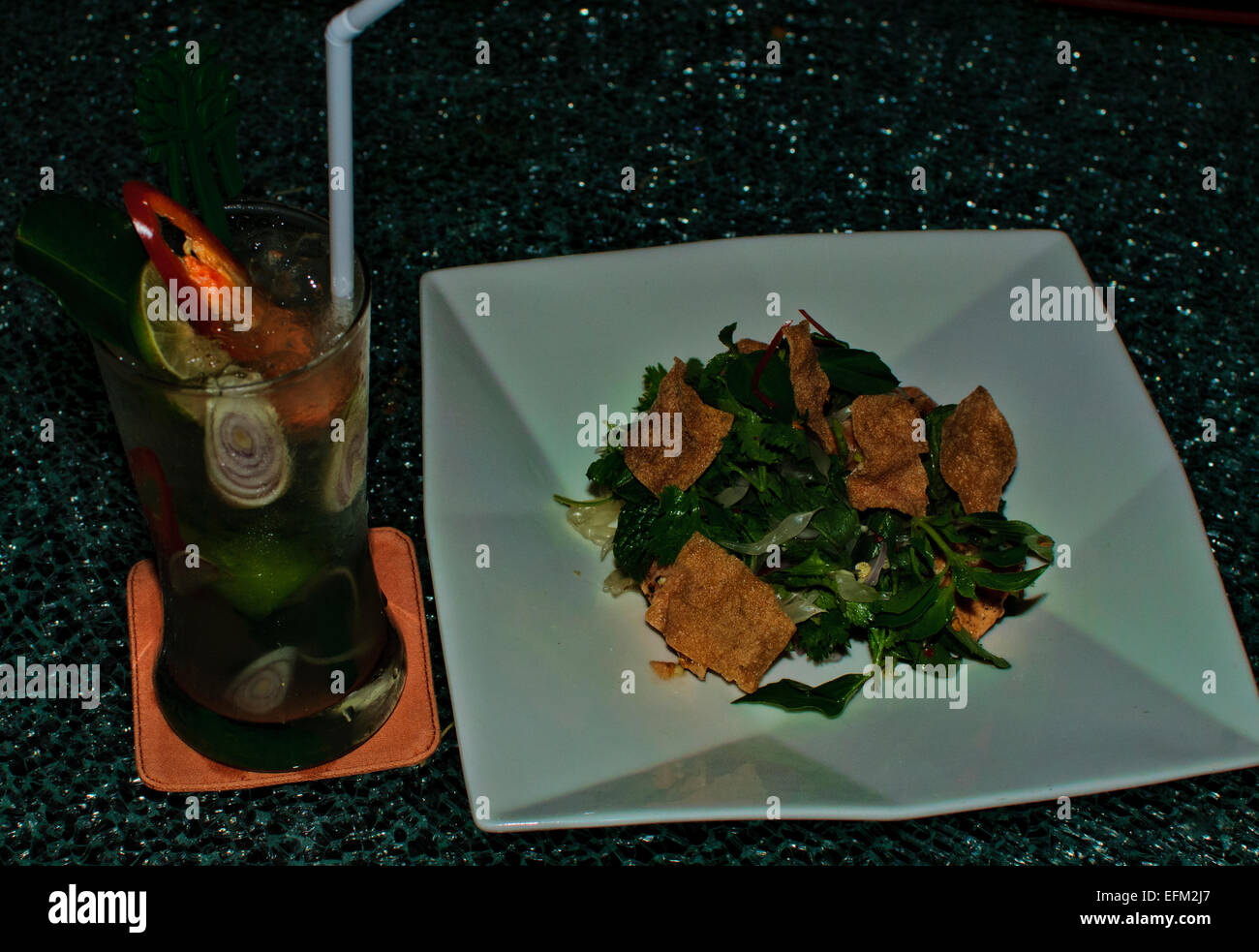 Banyan Tree firma bere Tom Yum Cocktail, Bangkok, Thailandia Foto Stock