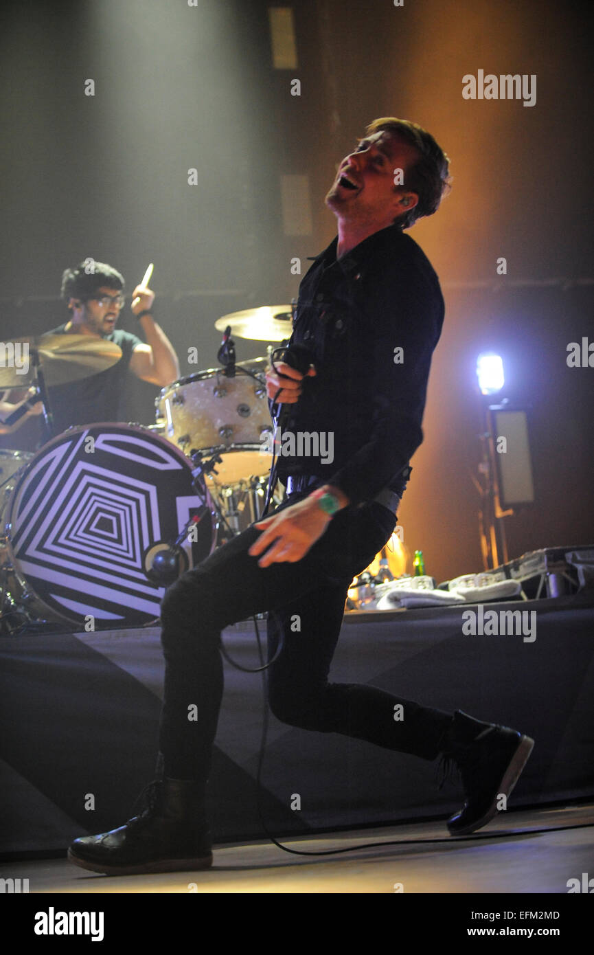 Wolverhampton, Regno Unito. Il 6 febbraio, 2015. Il Kaiser Chiefs live a Wolverhampton Civic Hall, Ricky Wilson esegue ed è sul fuoco. Credito: Malcolm Brice/Alamy Live News Foto Stock