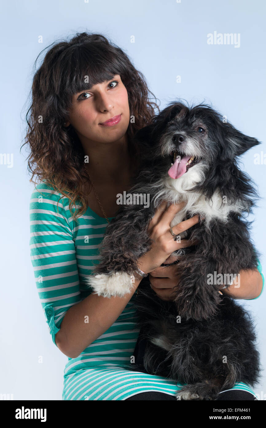 Donna in posa con il suo cane Foto Stock