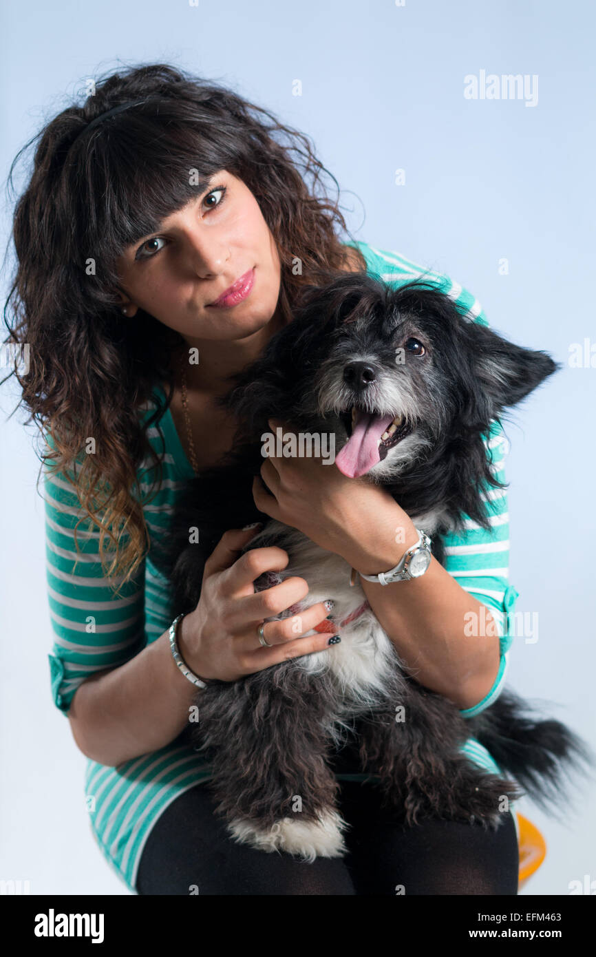 Donna in posa con il suo cane Foto Stock