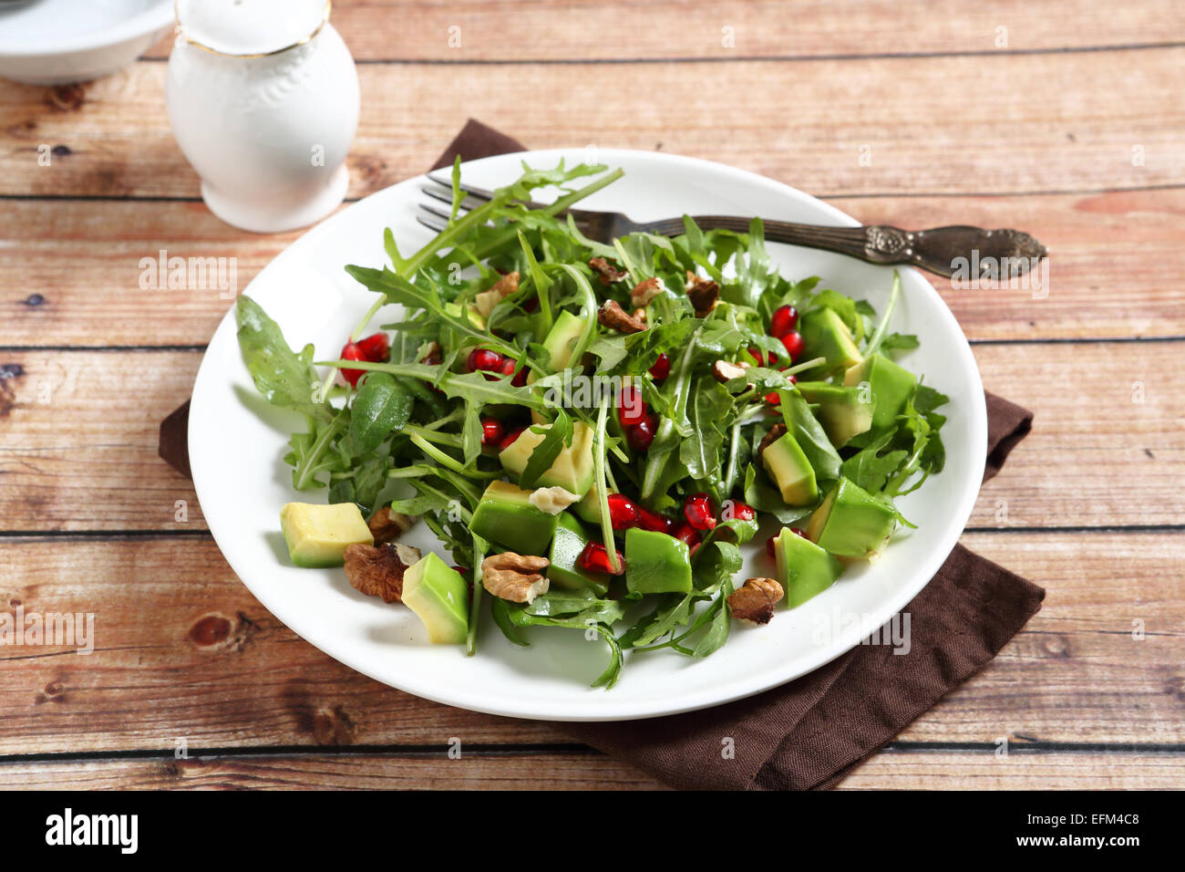 Insalata di avocado con foglie di rucola, cibo Foto Stock