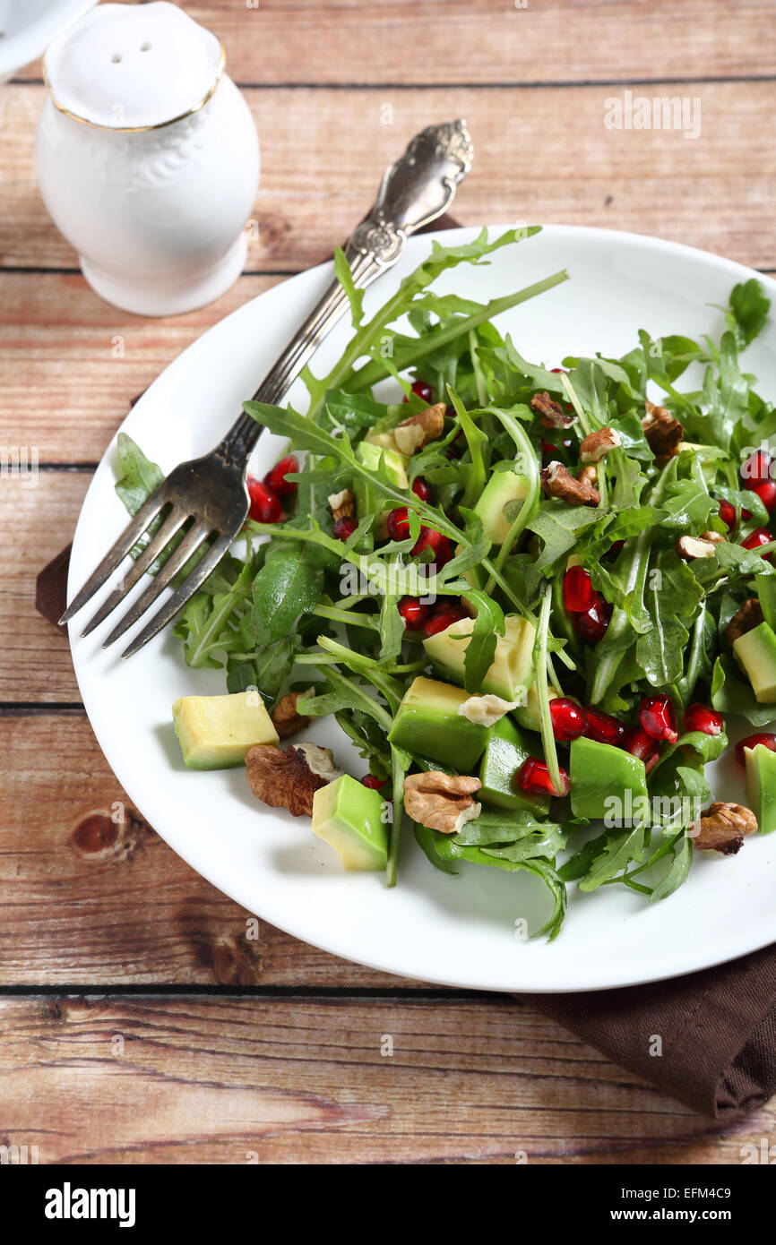Nutriente insalata di avocado con foglie di rucola, cibo Foto Stock