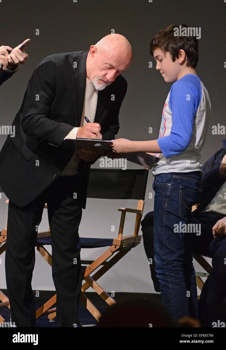 New York, NY, STATI UNITI D'AMERICA. 6 febbraio, 2015. Jonathan Banche e giovani fan Ian Stettner nel-l'aspetto del negozio per incontrare il Cast: meglio chiamare Saul, Apple Store Soho di New York, NY Febbraio 6, 2015. Credito: Derek Storm/Everett raccolta/Alamy Live News Foto Stock