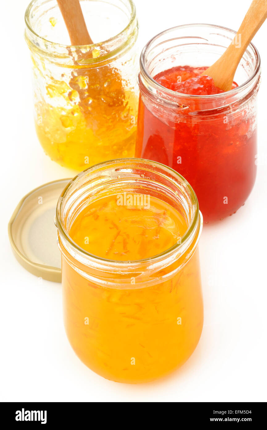 Vasetti di confettura di frutti su sfondo bianco Foto Stock