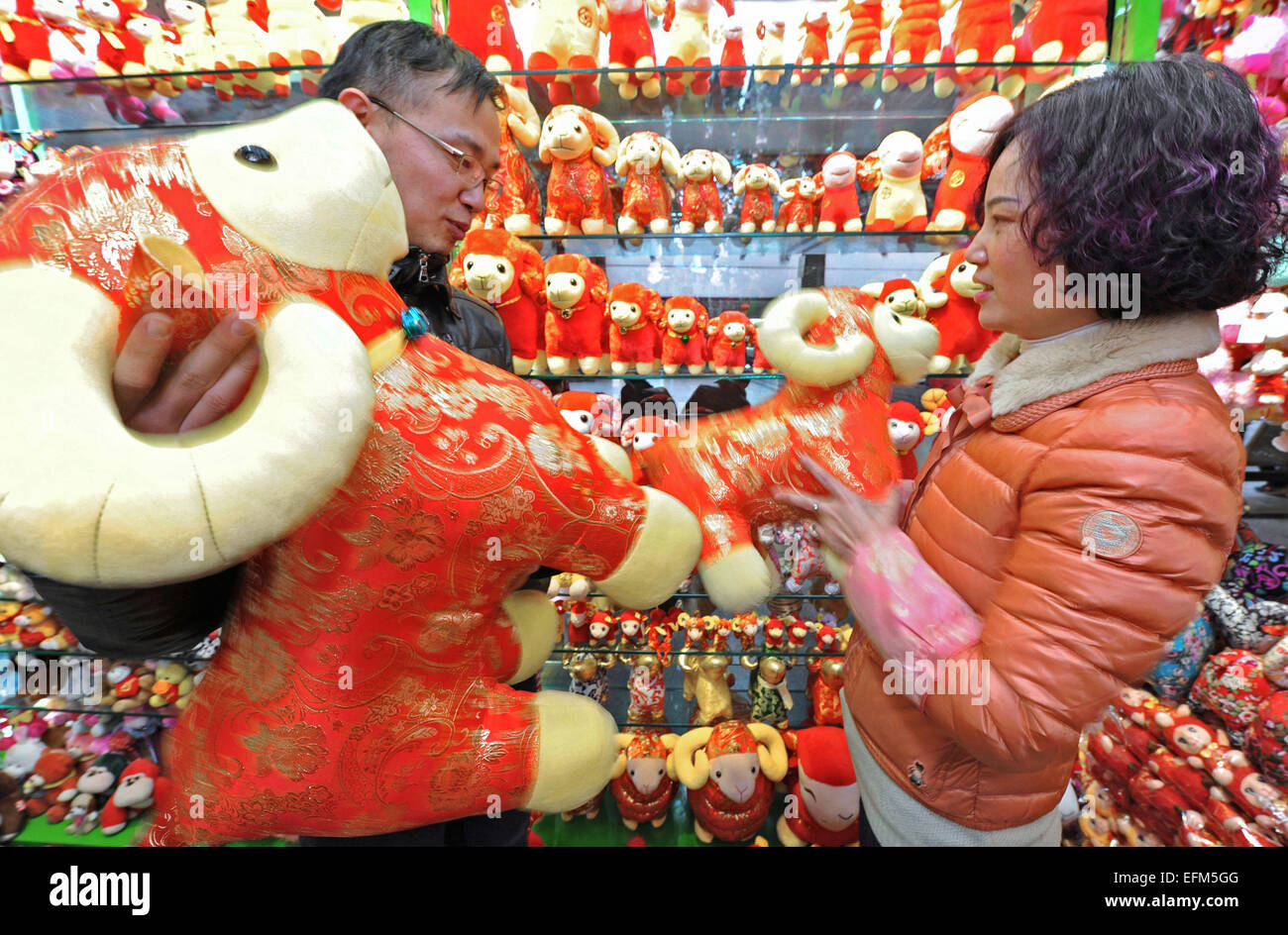 (150207) -- HANGZHOU, Febbraio 7, 2015 (Xinhua) -- imprenditrice Lou Xianzhen (R) promuove la merce ad un acquirente a Yiwu International Trade Mart in Yiwu City, est della Cina di Provincia dello Zhejiang, Dic 14, 2014. Secondo le ultime statistiche rilasciato dalla dogana di Yiwu, il totale export-import volume di Yiwu ha raggiunto 148,6 miliardi di yuan (23.76 miliardi di dollari) nel 2014, aumentando 28,6 per cento anno su anno. Le esportazioni di Yiwu nel 2014 145.64 raggiunto miliardi di yuan (circa 23,3 miliardi di dollari), aumentando 28,8 per cento anno su anno e le importazioni di Yiwu nel 2014 hanno raggiunto 2,96 miliardi di yuan (473 Foto Stock