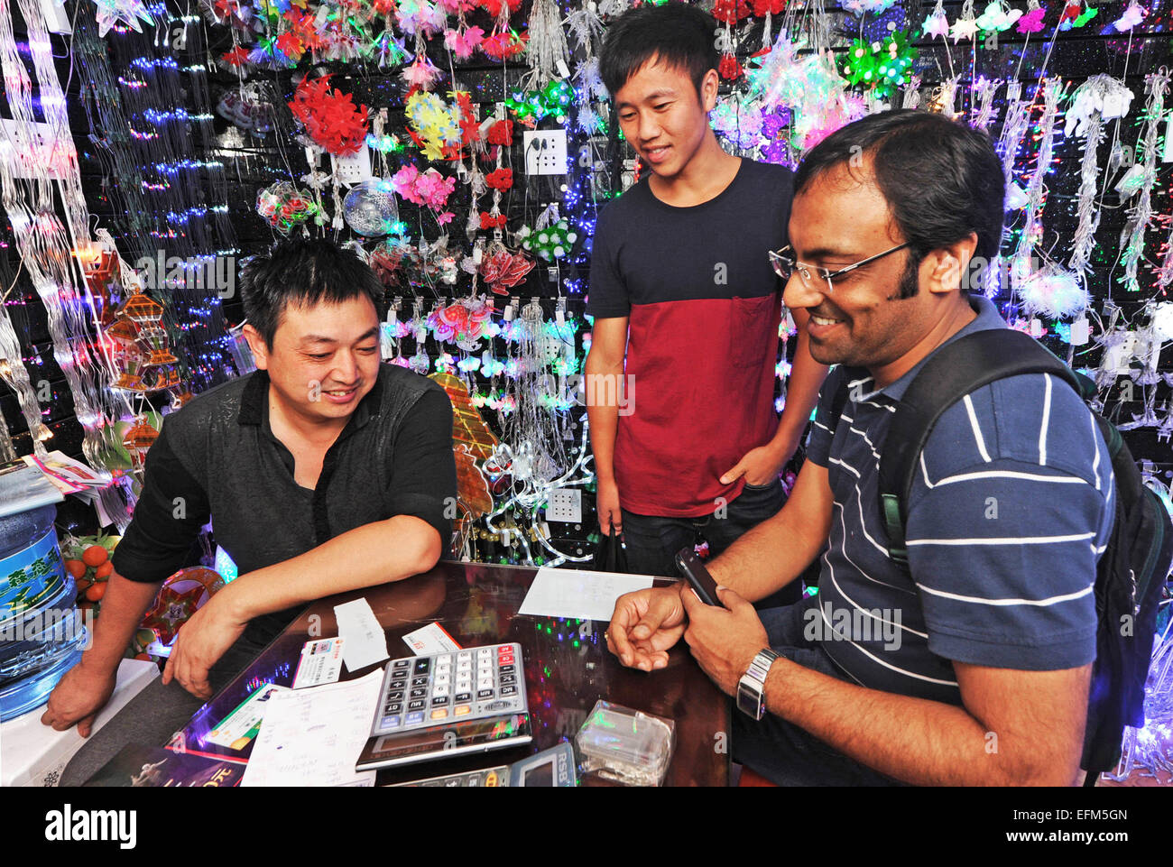 (150207) -- HANGZHOU, Febbraio 7, 2015 (Xinhua) -- commerciante indiano Ajay (1R) ordini merci a Yiwu International Trade Mart in Yiwu City, est della Cina di Provincia dello Zhejiang, Sett. 22, 2014. Secondo le ultime statistiche rilasciato dalla dogana di Yiwu, il totale export-import volume di Yiwu ha raggiunto 148,6 miliardi di yuan (23.76 miliardi di dollari) nel 2014, aumentando 28,6 per cento anno su anno. Le esportazioni di Yiwu nel 2014 145.64 raggiunto miliardi di yuan (circa 23,3 miliardi di dollari), aumentando 28,8 per cento anno su anno e le importazioni di Yiwu nel 2014 hanno raggiunto 2,96 miliardi di yuan (473.6 milioni di statunitensi Foto Stock