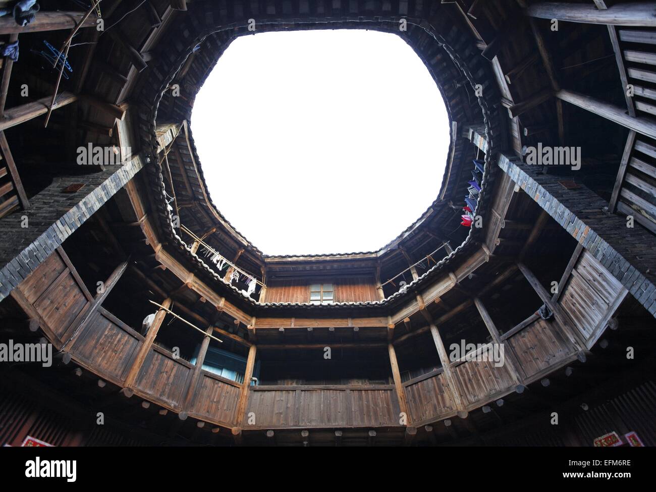 Interno del Rusheng Lou, tulou, edificio di massa del popolo Hakka, Yongding, Fujian, Cina Foto Stock