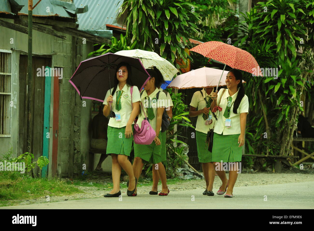 Gli studenti con ombrello contro il sole, Sibuyan Island, Filippine. Foto Stock