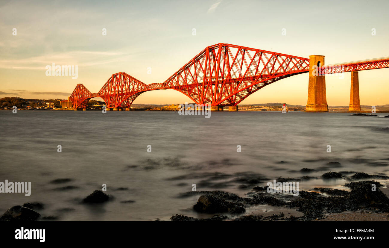 Ponte di Forth Rail da South Queensferry, Firth of Forth, Scotland, Regno Unito Foto Stock