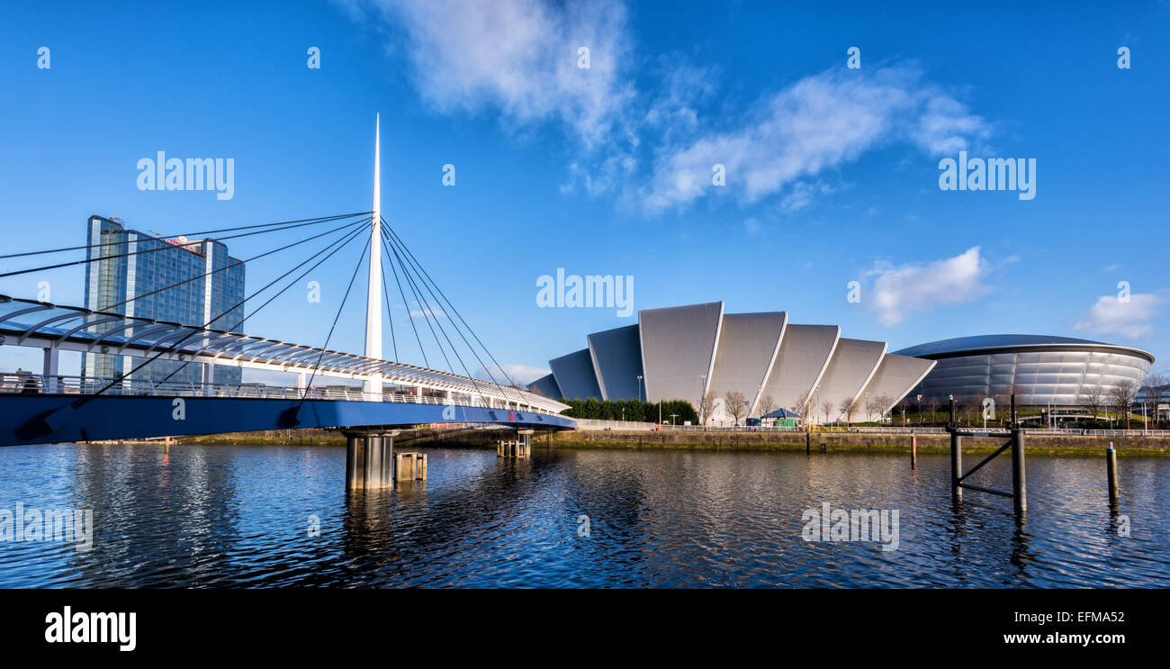 Ponte di campane, l'Armadillo (SECC) e la Hydro, Glasgow, Scotland, Regno Unito Foto Stock