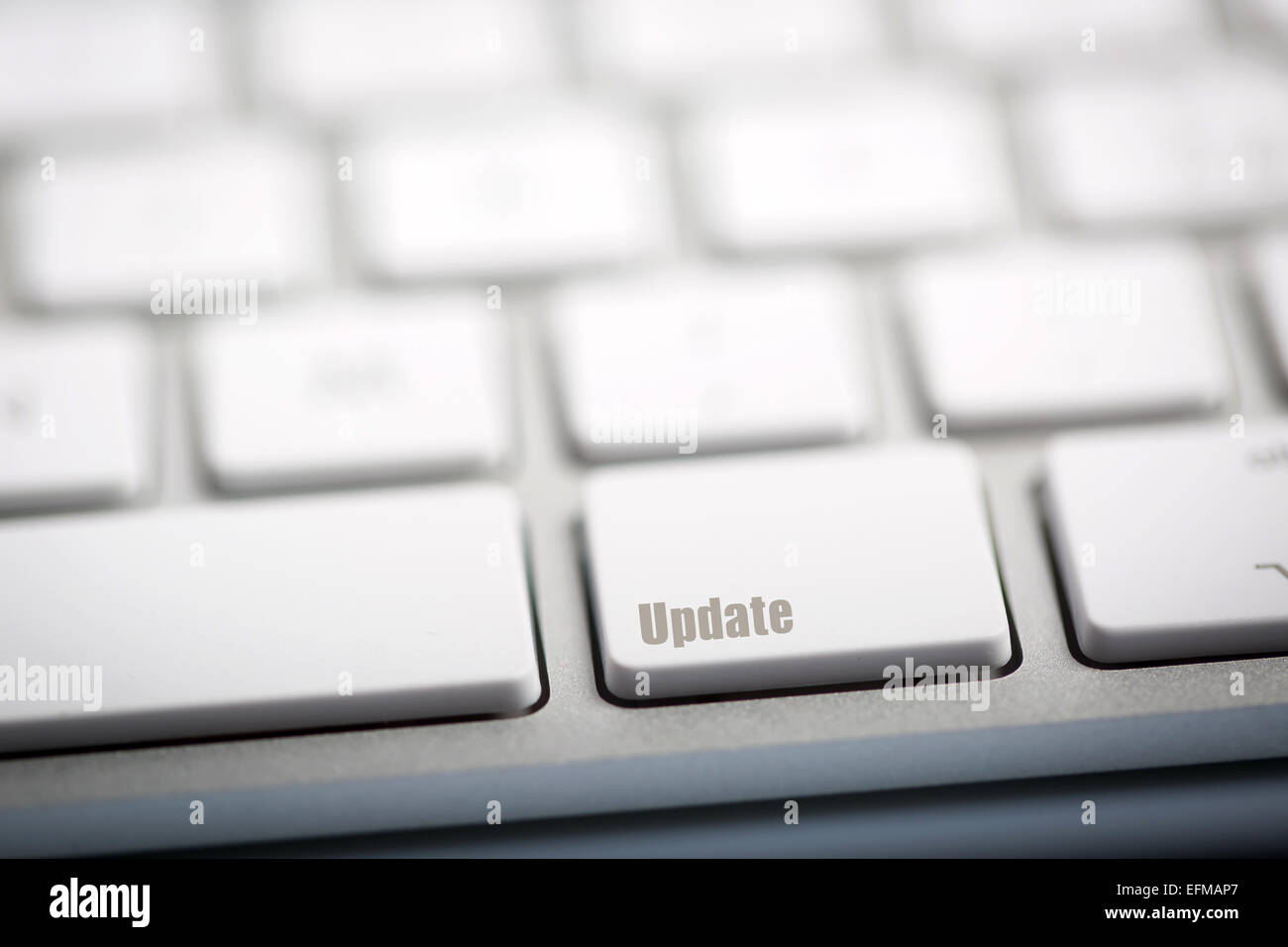 La parola "UPDATE scritto sulla tastiera metallica Foto Stock